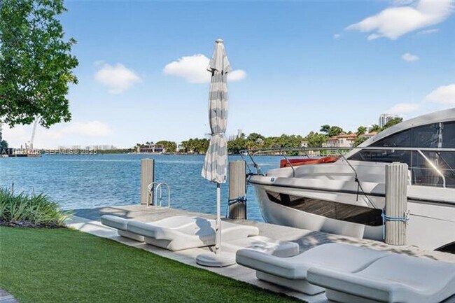 Building Photo - 9821 E Bay Harbor Dr