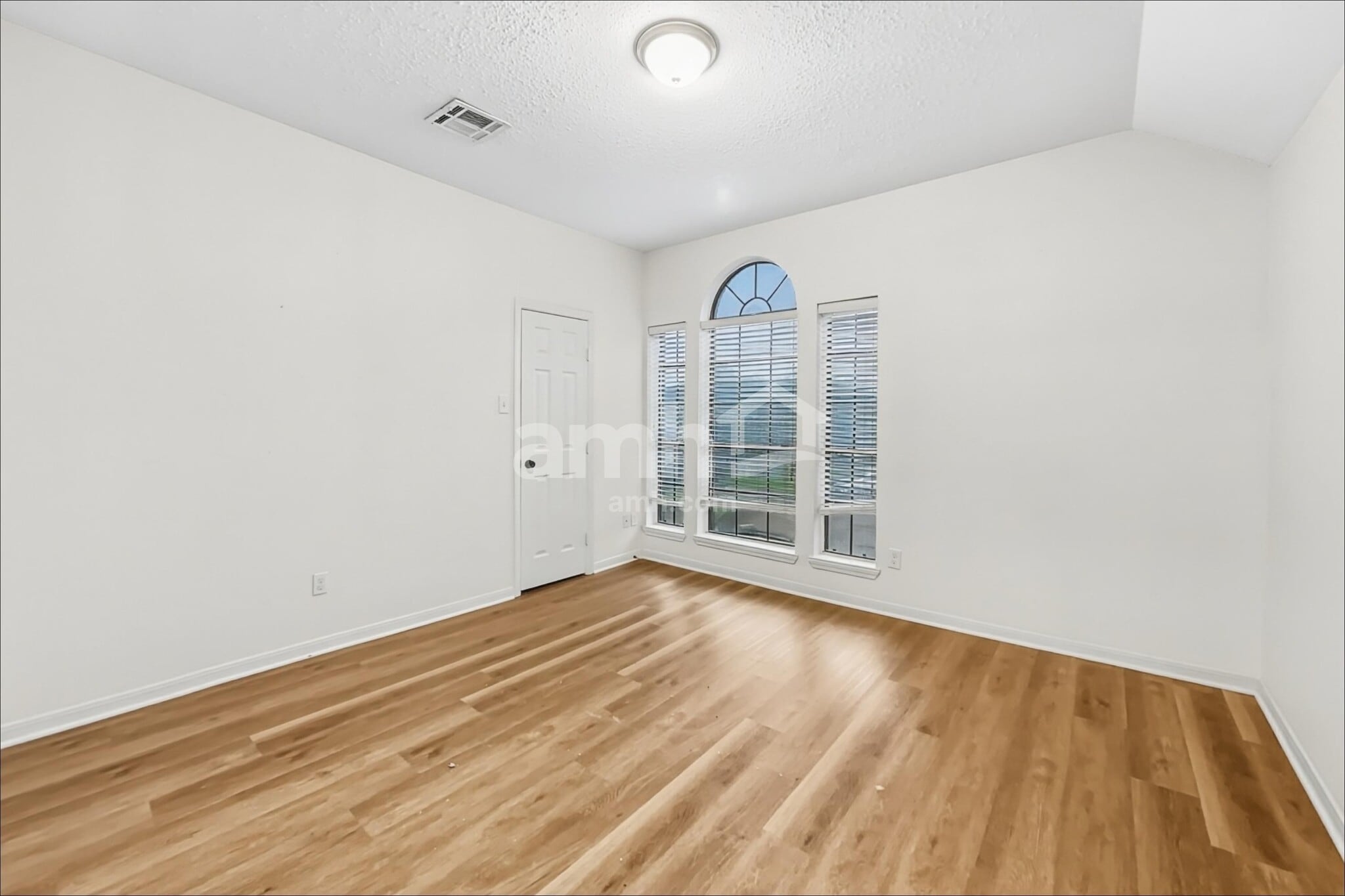 Building Photo - 10917 Spruce Dr N