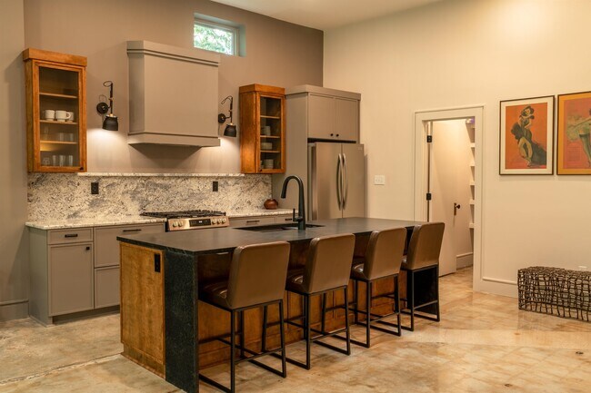 Building Photo - 612 W 8th Ave