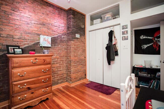 Building Photo - 421 E Carson St