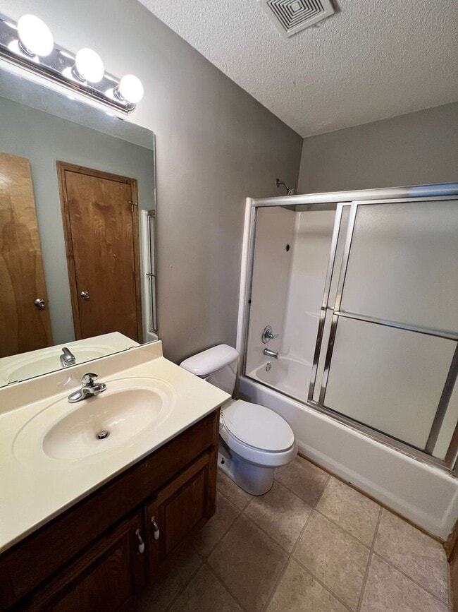 Building Photo - 3 Bed, 1.5 Bath Duplex with Garage and Extra Storage Space!