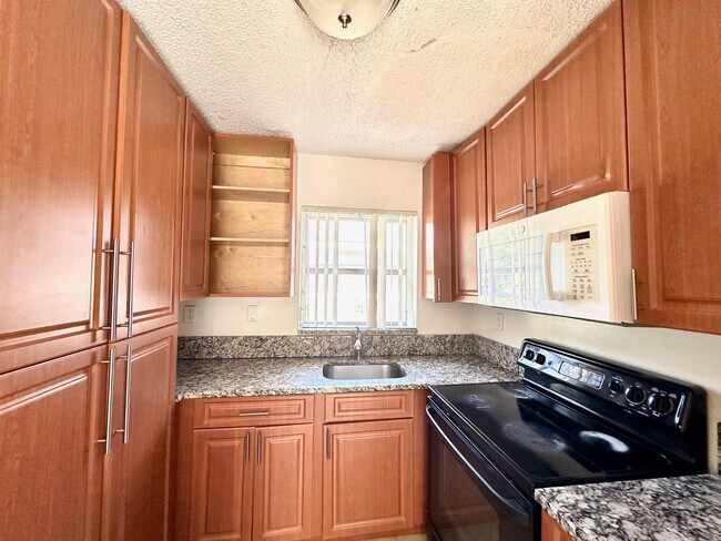 Building Photo - 4127 Woodside Dr