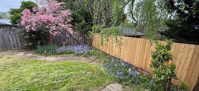 Building Photo - Well-cared-for home with strong curb appeal and quality updates in Southeast Portland.