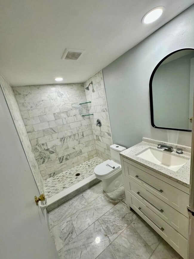 Building Photo - Spacious 2 bedroom on the first level
