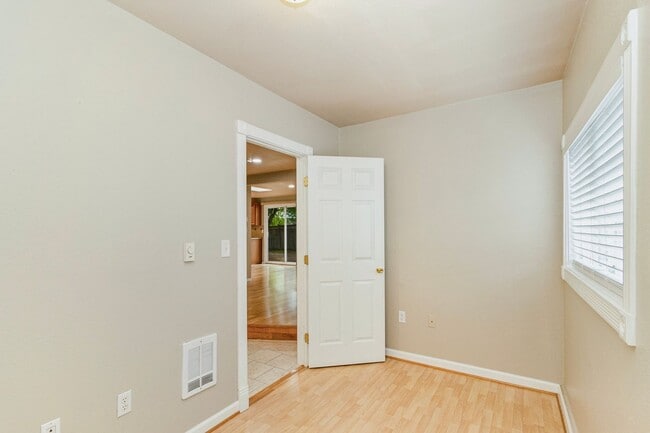 Building Photo - Kirkland Rambler for rent! Contact Jennifer for a showing 4252238096