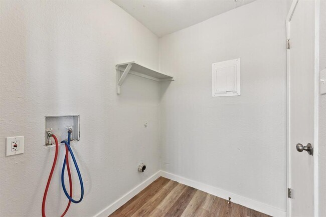 Building Photo - 1210 Southport Dr