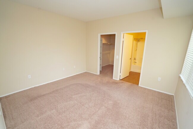 Building Photo - Bordeaux 1 + 1 Condo in Santa Clarita!