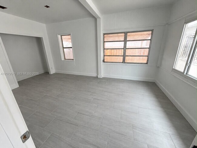Building Photo - 1154 NW 34th Ave