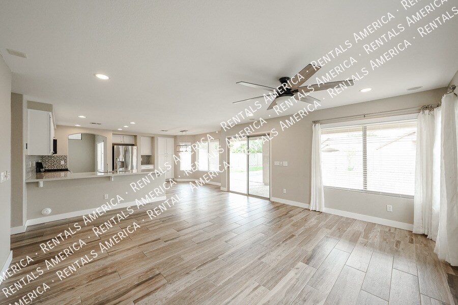 Building Photo - 2305 E Cherry Hills Pl