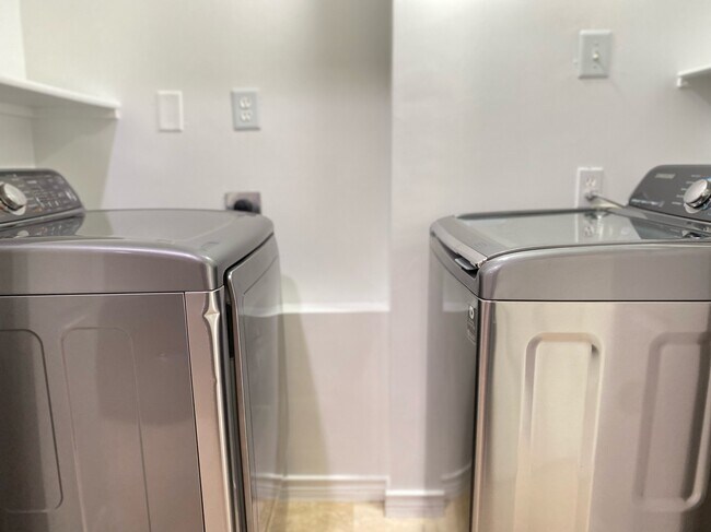 Full Size Washer Dryer - 3525 Routh St