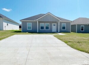 Building Photo - Beautiful 4 bedroom 2 Bath Home in New Com...