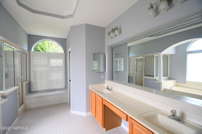 Building Photo - 925 Lotus Ln S