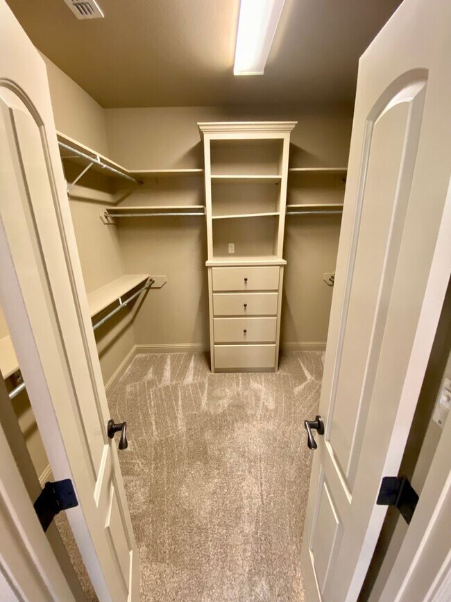 Building Photo - ** AVAILABLE JUNE 1ST ** STUNNING 4/3.5 IN...