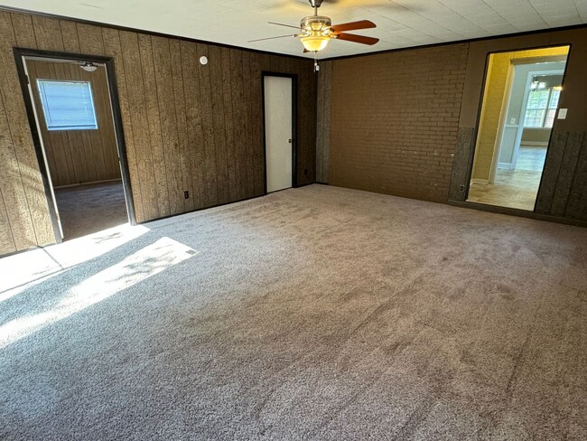 Building Photo - Gorgeous Features! 3 Bedroom with Bonus room