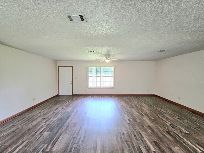 Building Photo - Open-Concept Brick Home - Cantonment