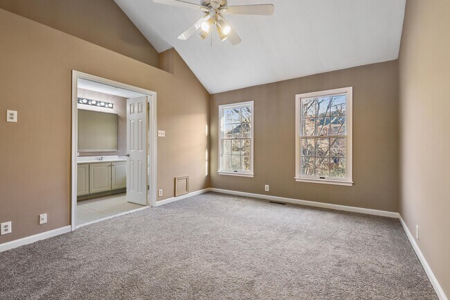 Building Photo - 923 Hidden Moss Dr