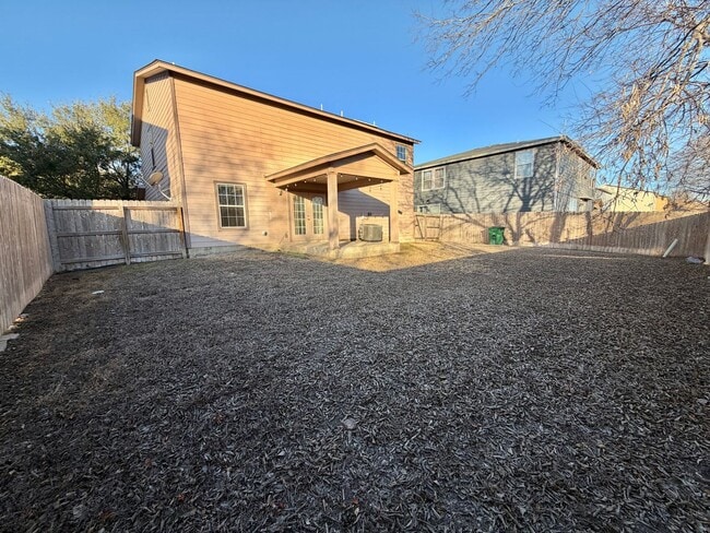 Building Photo - Spacious 3 Bed / 2.5 Bath Home with Large Yard & Lawn Care Included