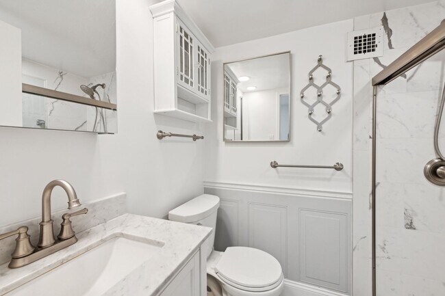 Building Photo - Renovated Studio w/ Private Balcony Glover...