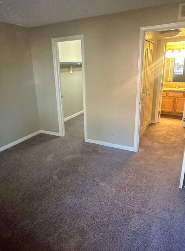 Building Photo - Available now! Great Condo in Great Location!