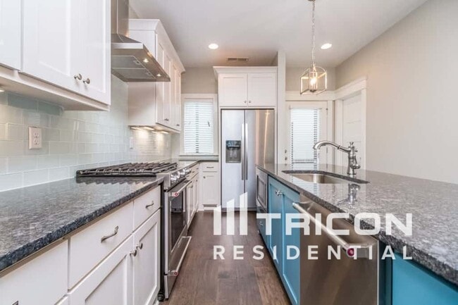 Building Photo - 1240 Hillwood Private Cove