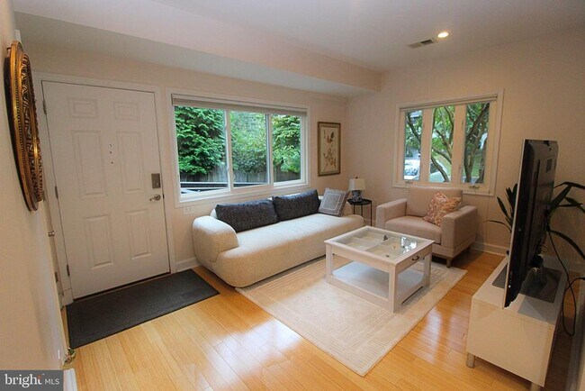 Building Photo - 4614 Roxbury Dr