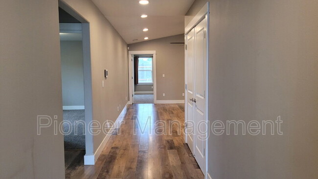 Building Photo - 601 SE Rose Ridge Dr