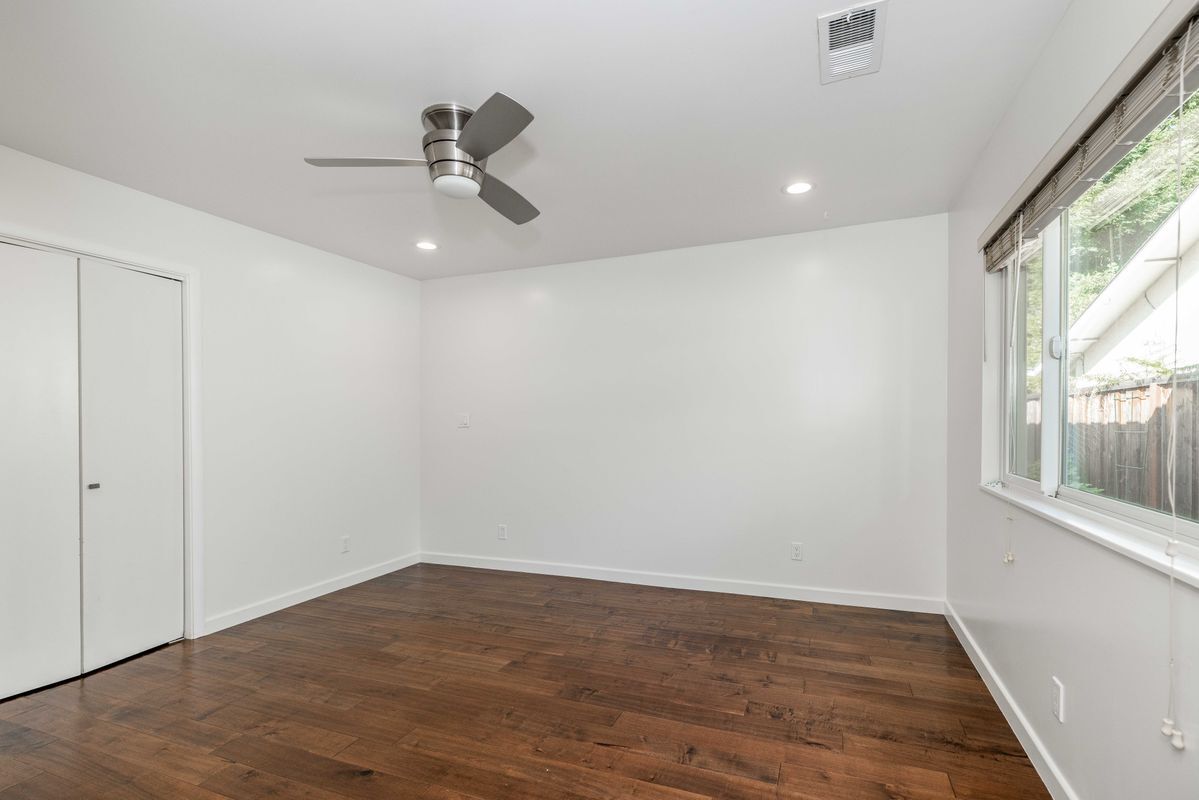 Building Photo - 861 Hollenbeck Ave