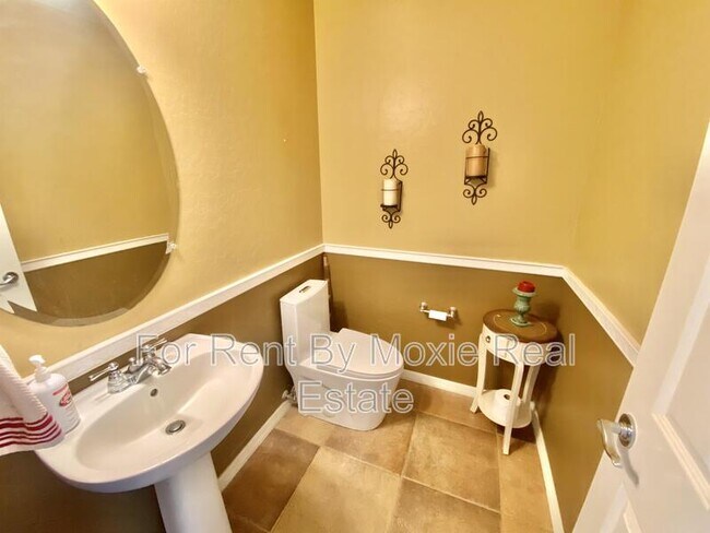 Building Photo - 44342 Yucca Ln
