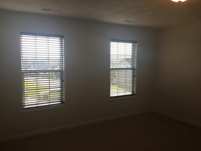 Building Photo - 450 Chelsea Loop