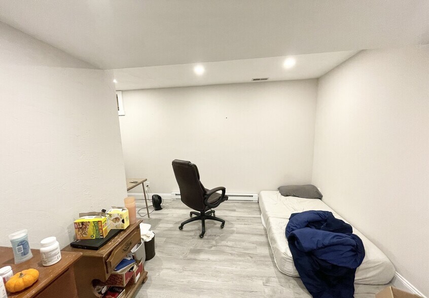 Building Photo - 27 Iroquois St