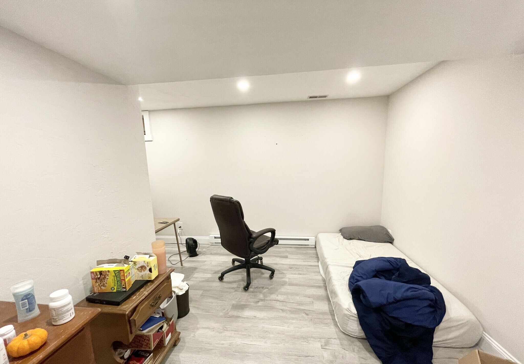 Building Photo - 27 Iroquois St