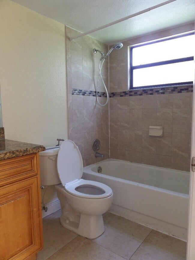 Building Photo - 1524 Lake Crystal Dr