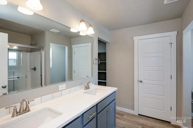 Building Photo - 336 S Calf Crk Ave