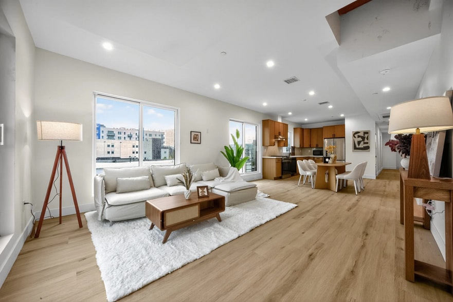 Building Photo - 1532 W 37th St