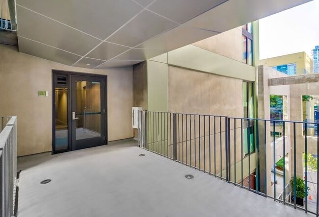 Building Photo - Stunning 1Bdm 1Ba Condo in the Heart of Do...