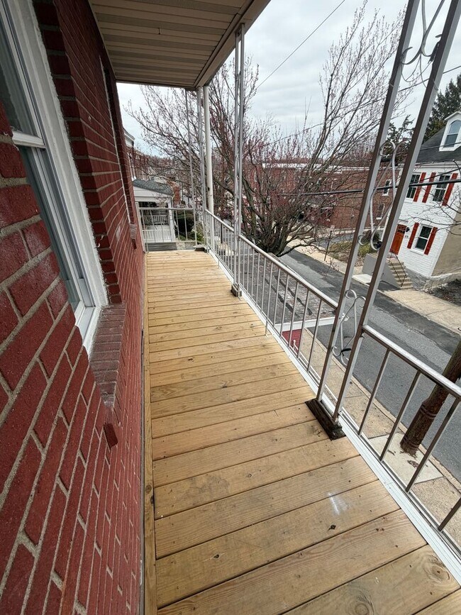 Building Photo - 121 Laurel St