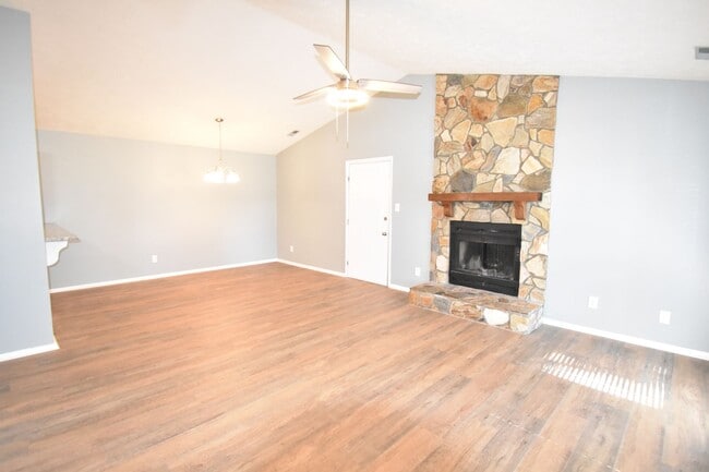 Building Photo - Coming Soon! 2 Bedroom and 2 Bath Condo (No Pets)