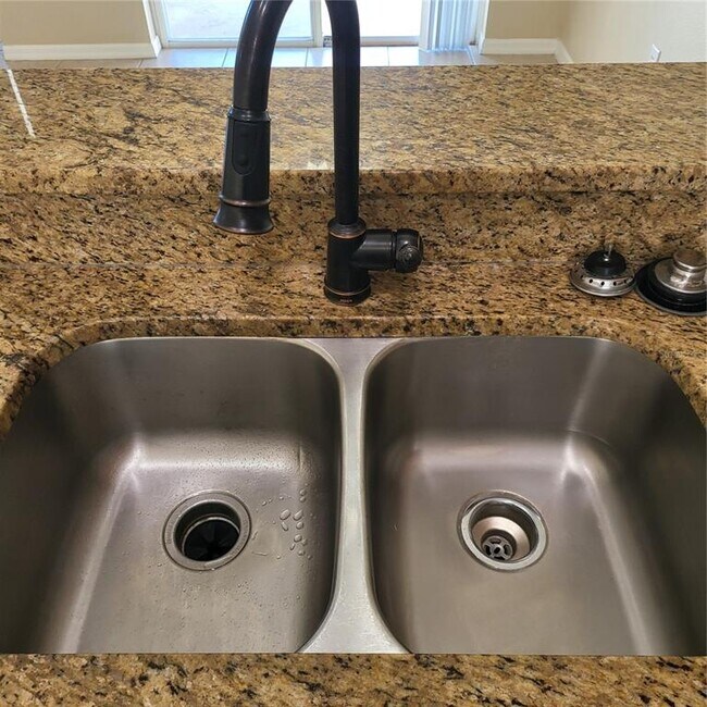 Building Photo - 25903 Bloomsbury Ct