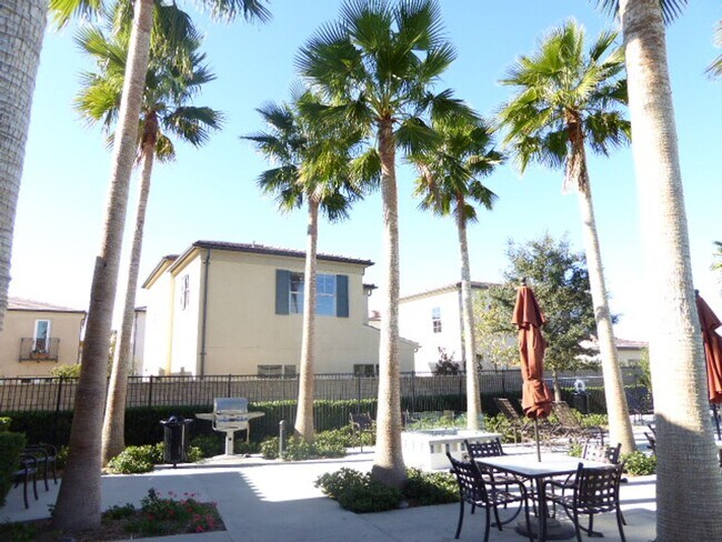 Building Photo - Unique 4-Bedroom, 3-story Live/Work Townhouse in the lushly landscaped Villa Metro Community!