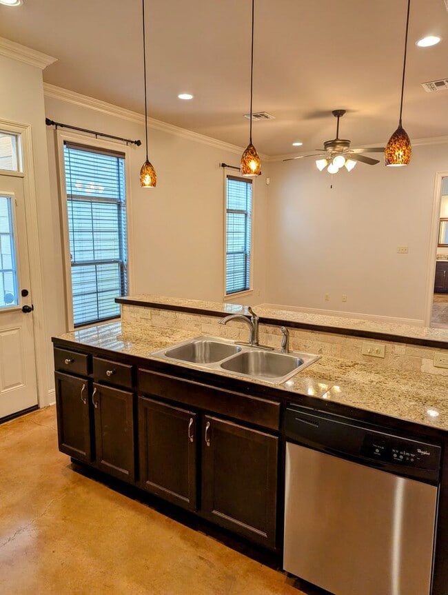 Building Photo - Luxury Awaits in Miramar!