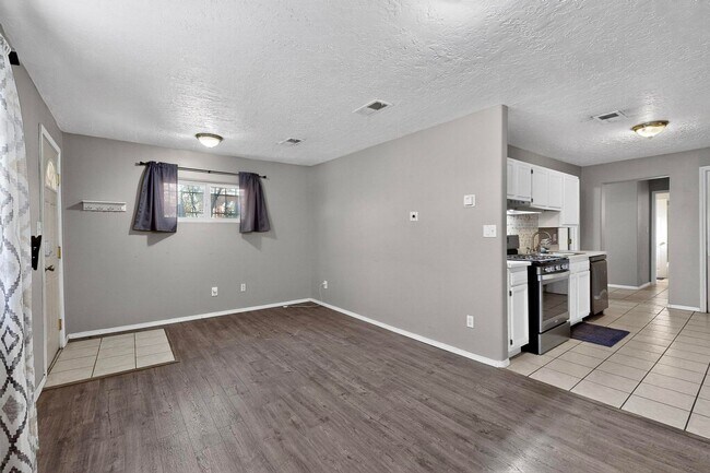 Building Photo - Historic Bungalow House 2 Bedroom 1 Bath- MOVE-IN Special