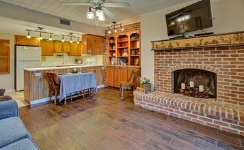 Building Photo - 1081 Cove Rd