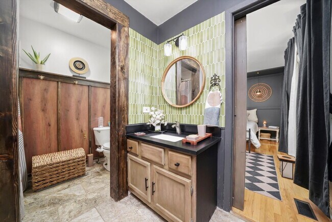 Building Photo - 4-Bed / 2-Bath Nicely Updated Home
