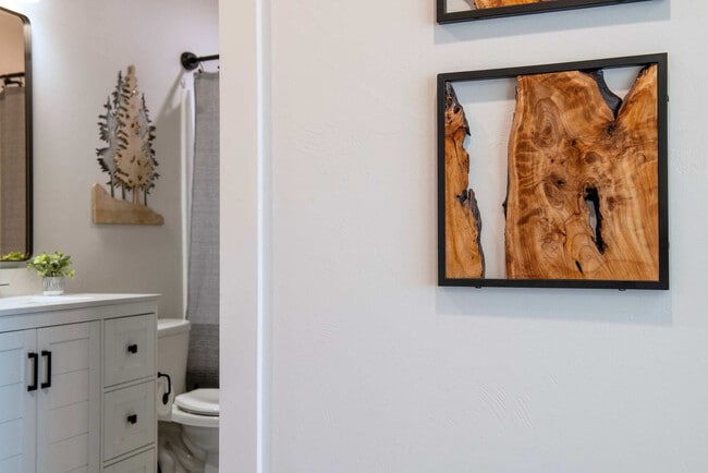 Building Photo - 690 Stone Peak Lp