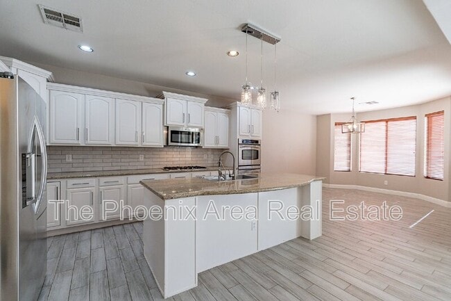 Building Photo - 2741 E Yellowstone Pl