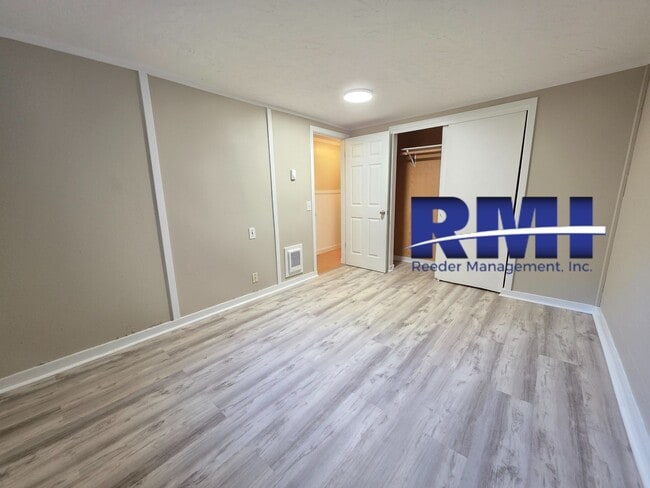 Building Photo - 1723 Shorewood Dr