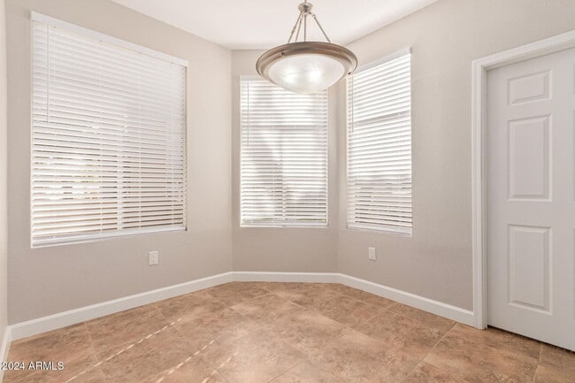 Building Photo - Immaculate Lakewood Community Condo