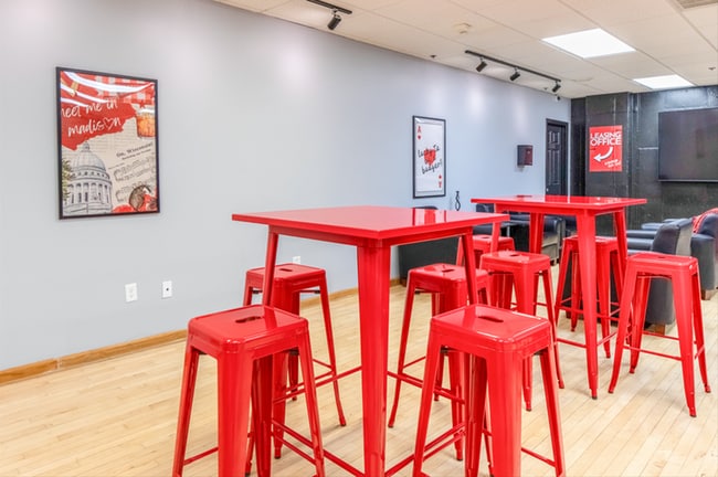 Amenity Suite & Study Lounge - Varsity Campus Apartments