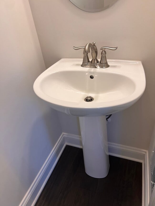 Building Photo - 818 Oval Park Ln