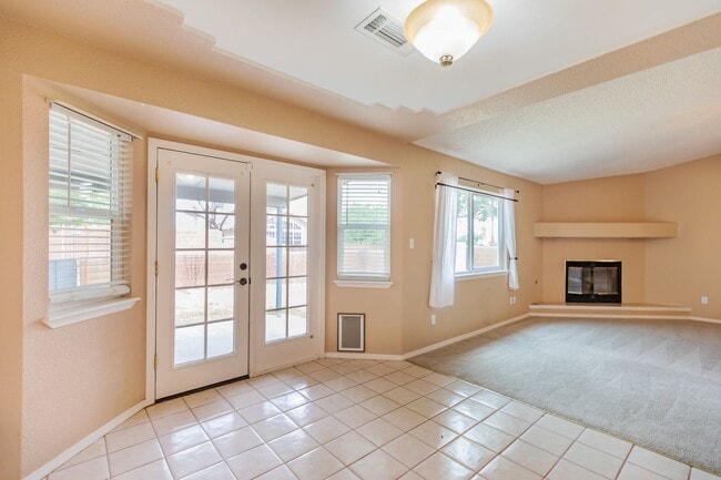 Building Photo - 3 Bedroom 2 Bath Home